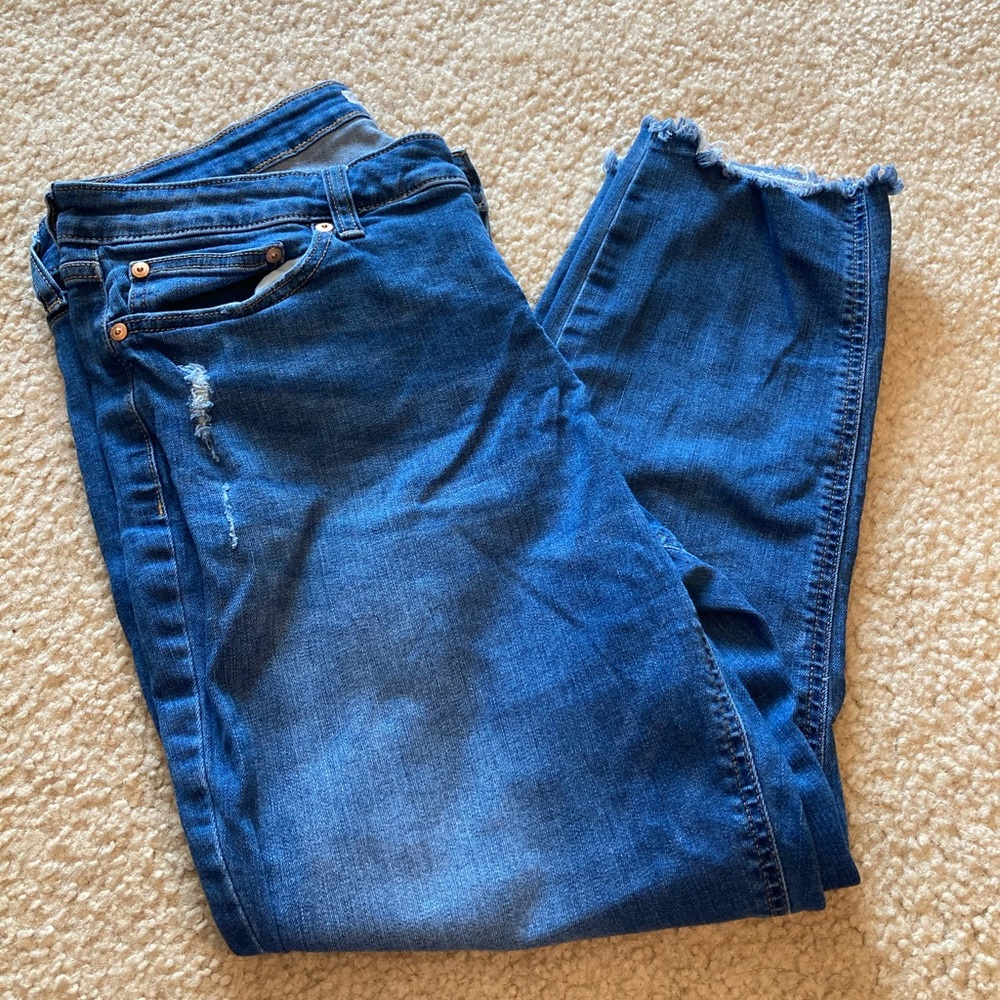 LC Lauren Conrad.Cropped skinny distressed jeans.